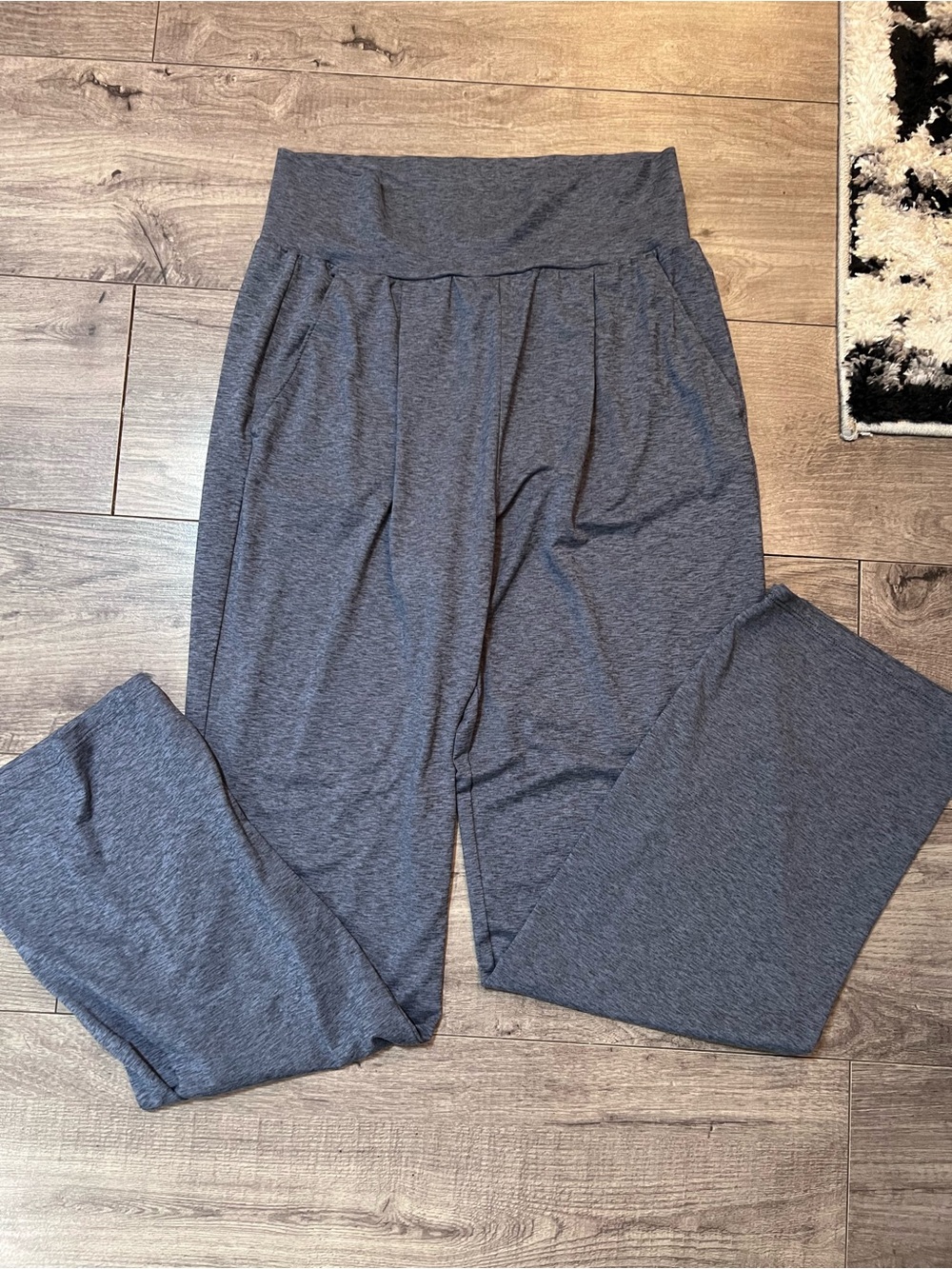 Vuori Straight Leg Lounge Pants in Charcoal